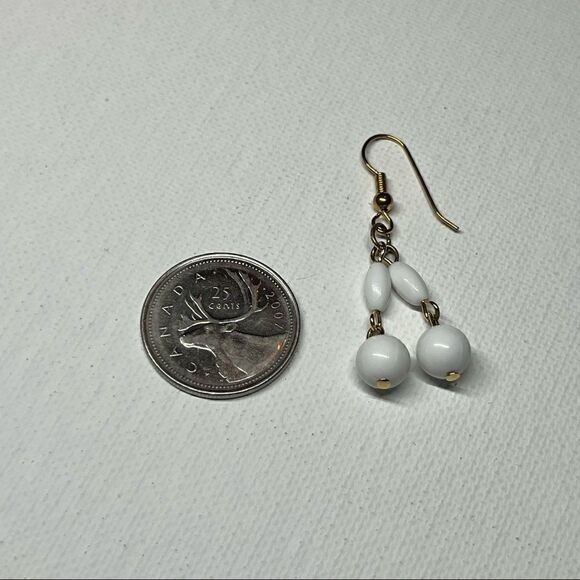 VintageβDemiβParureβWhiteβBeadedβNecklaceΒ w/βMatchingβHookβEarrings - Picture 11 of 11